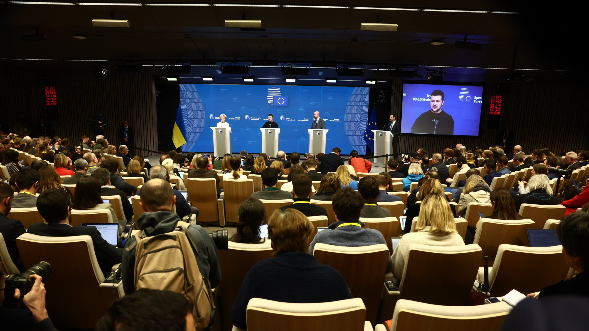 (B-j:) Ursula von der Leyen, az Európai Bizottság elnöke, Volodimir Zelenszkij ukrán elnök és Charles Michel, az Európai Tanács elnöke sajtóértekezletet tart az Európai Tanács kétnapos brüsszeli tanácskozásának első napi ülésén 2023. február 9-én.