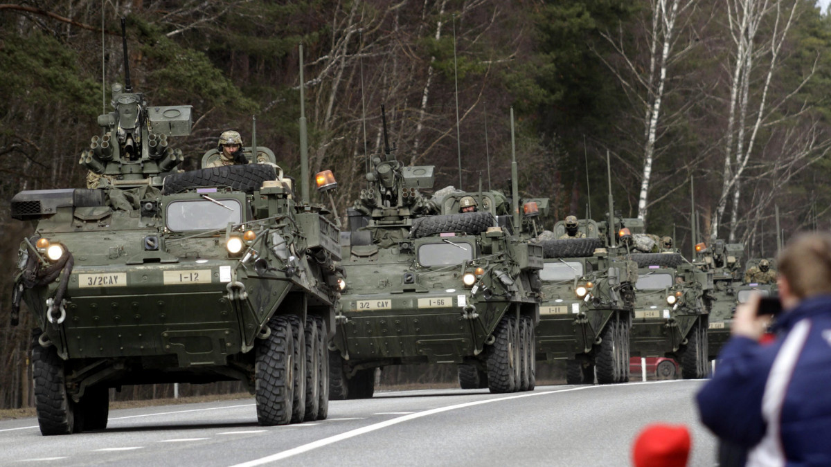 Liepupe, 2015. március 22.Az amerikai szárazföldi hadsereg Stryker típusú  páncélozott harcjárműveinek konvoja a lettországi Liepupén halad át 2015. március 22-én. A Dragonyos Lovaglás fedőnevű hadgyakorlat keretében az amerikai egység az észtországi Tapa támaszpontjáról indult el az előző nap, hogy a balti államokon, valamint Lengyel- és Csehországon át jusson el németországi támaszpontjára, Vilseckbe. (MTI/EPA/Valda Kalnina)