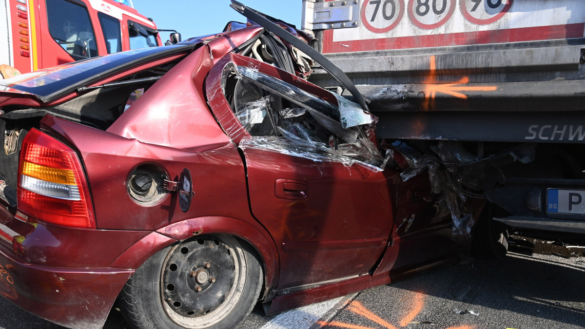 Összeroncsolódott személyautó az M0-ás autóúton, Szigetszentmiklósnál, ahol a gépjármű hátulról nekiütközött egy teherautónak 2023. február 10-én. A személyautó egyik utasa a helyszínen meghalt, egy másikat könnyű sérülésekkel vittek kórházba.