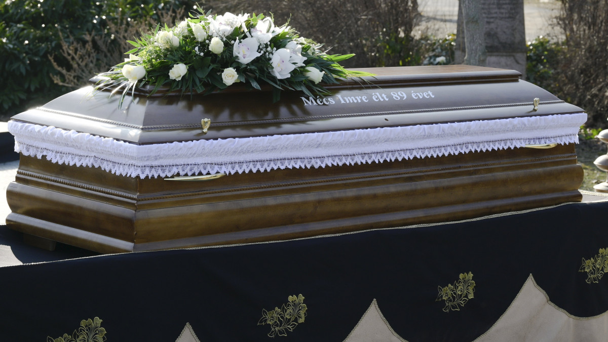 Mécs Imre 1956-os halálraítélt, a Szabad Demokraták Szövetségének egykori alapítótagja, volt országgyűlési képviselő koporsója az Óbudai temetőben 2023. február 10-én. Mécs Imre életének 90. évében január 19-én hunyt el.