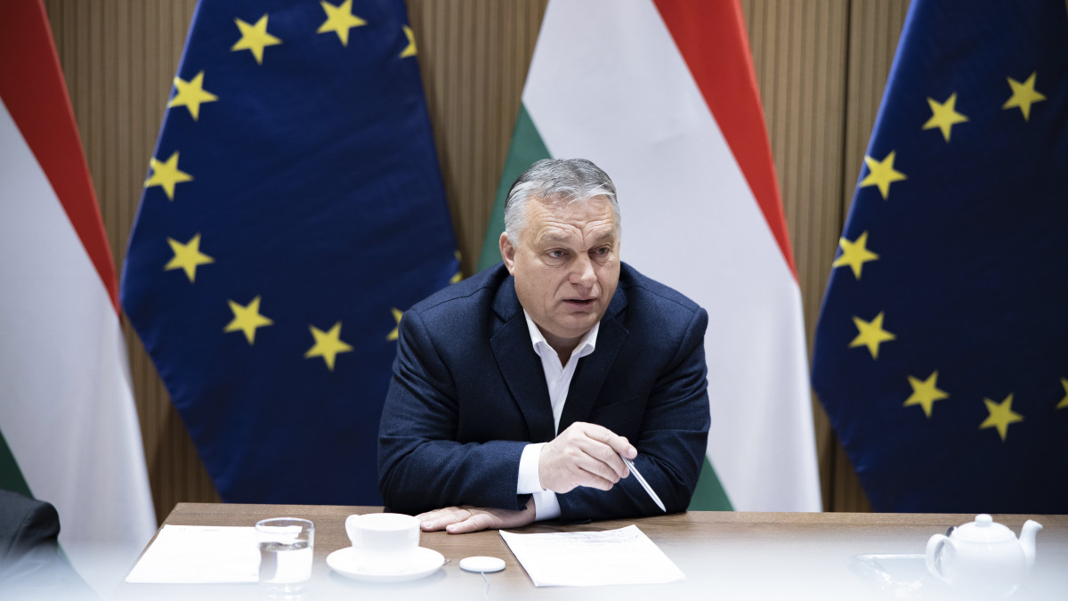 A Miniszterelnöki Sajtóiroda által közreadott képen Orbán Viktor miniszterelnök a február 9-én kezdődő uniós csúcstalálkozó előkészítéseként közös videókonferencián vesz részt a lengyel, a belga, a finn és a máltai kormányfővel, a bolgár államfővel, valamint Charles Michellel, az Európai Tanács elnökével Sopronban 2023. február 7-én.