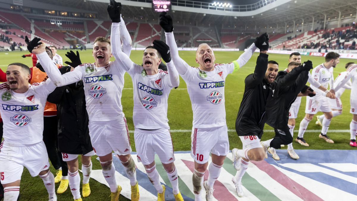 A győztes debreceni csapat ünnepel a labdarúgó OTP Bank Liga 19. fordulójában játszott Debreceni VSC - Paksi FC mérkőzése után a debreceni Nagyerdei Stadionban 2023. február 11-én. A DVSC 2-1-re nyert.