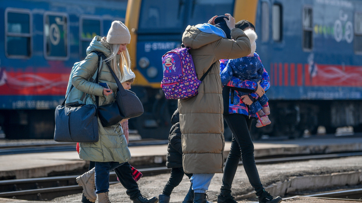 Az orosz-ukrán háború elől Ukrajnából menekülők a záhonyi vasútállomáson 2022. március 14-én.