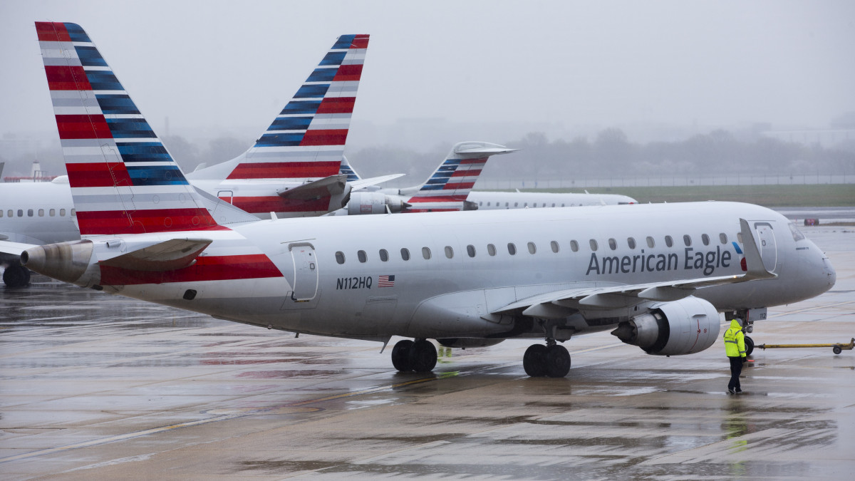 Az American Airlines amerikai légitársaság repülőgépei állnak a Ronald Reagan Washingtoni Nemzeti Repülőtéren a virginiai Arlingtonban 2020. március 25-én. A koronavírus-járvány országok közötti terjedésének megfékezése érdekében bevezetett kényszerintézkedések miatt az American Airlinesnak jelentős kapacitáscsökkentést kellett végrehajtania és súlyos anyagi veszteséget szenvedett.