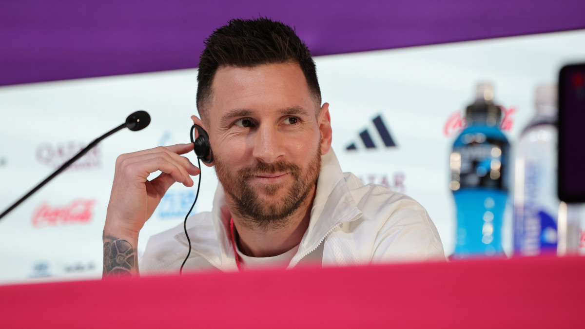 Lionel Messi argentin csapatkapitány egy dohai sajtóértekezleten 2022. november 21-én. Argentína másnap Szaúd-Arábia ellen játszik a katari labdarúgó-világbajnokság C csoportjának első fordulójában.