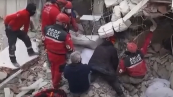 Kutató-mentőkre omlott egy romos épület Törökországban – videó