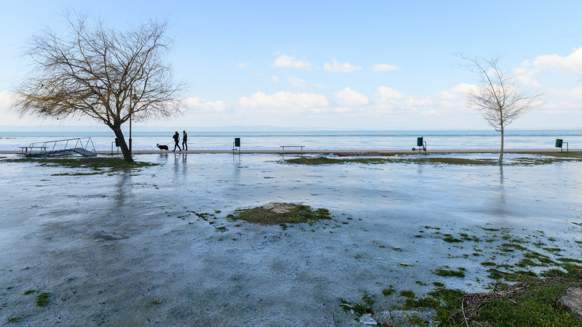 Megfagyott víz a Balaton partján Siófoknál 2023. február 8-án.