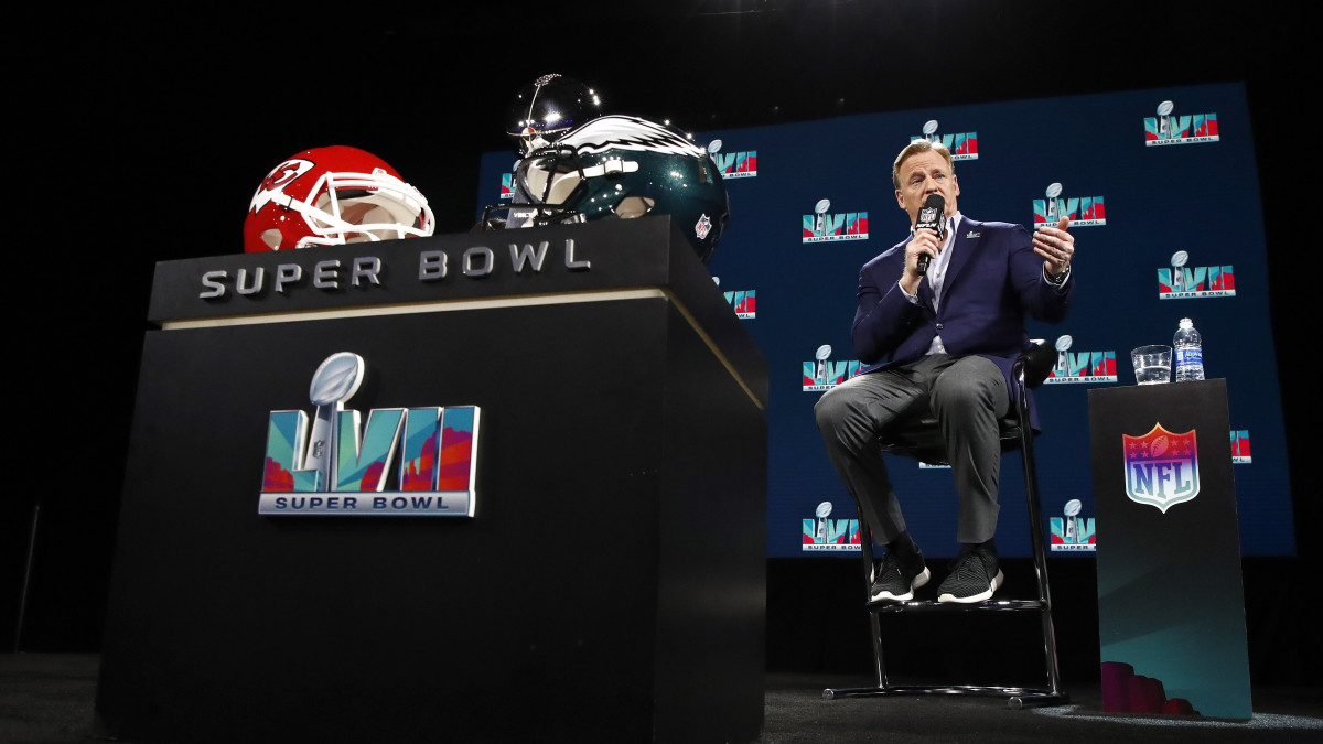 Roger Goodell, az észak-amerikai profi amerikaifutball-liga (NFL) vezetője beszél az NFL nagydöntőjéről rendezett sajtótájékoztatón a győztesnek járó Vince Lombardi-trófeával és az amerikaifutball-bajnoki döntőt játszó Philadelphia Eagles (j) és Kansas City Chiefs csapatok sisakjaival az előtérben Phoenixben 2023. február 8-án. Az 57. Super Bowlra február 12-én kerül sor az arizonai Glendale-ben.