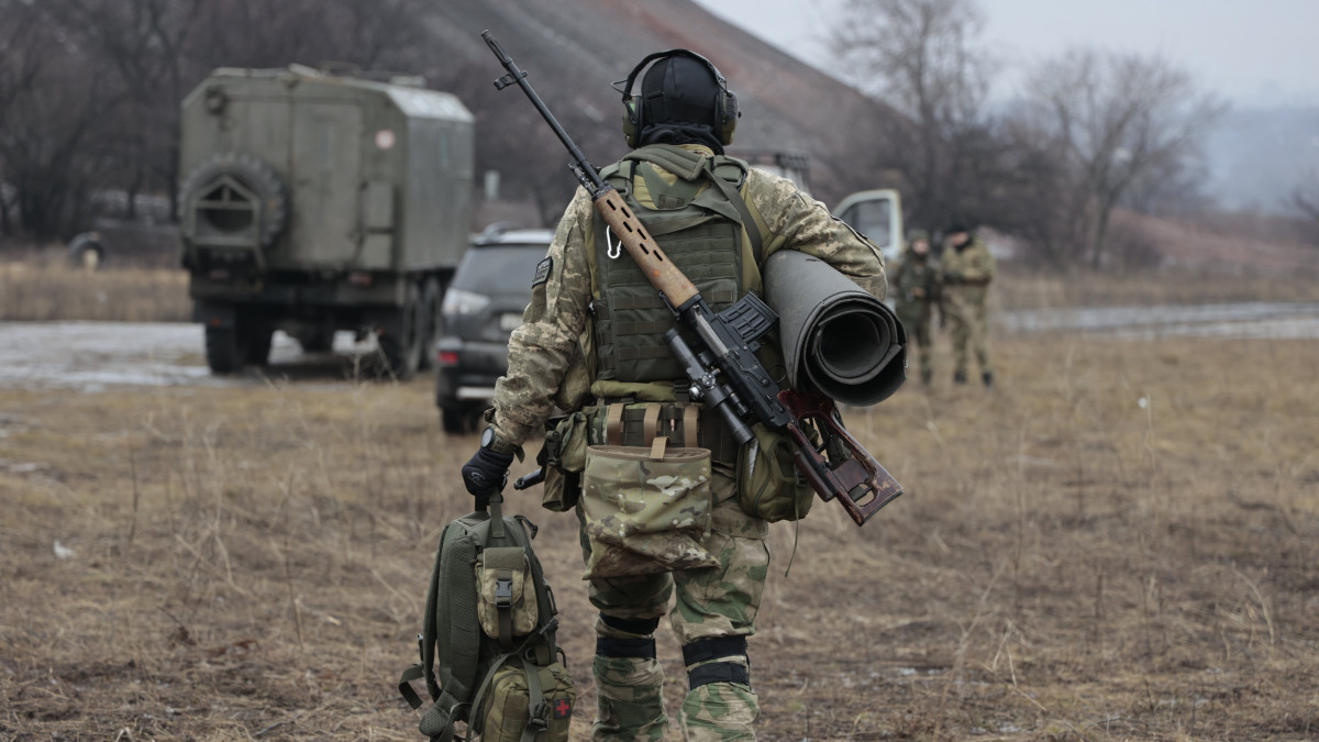 Orosz katona lőgyakorlat végén a kelet-ukrajnai Donyecki terület Oroszország által elcsatolt részén az Ukrajna elleni orosz háború alatt, 2023. január 31-én.MTI/AP/Alekszej Alekszandrov