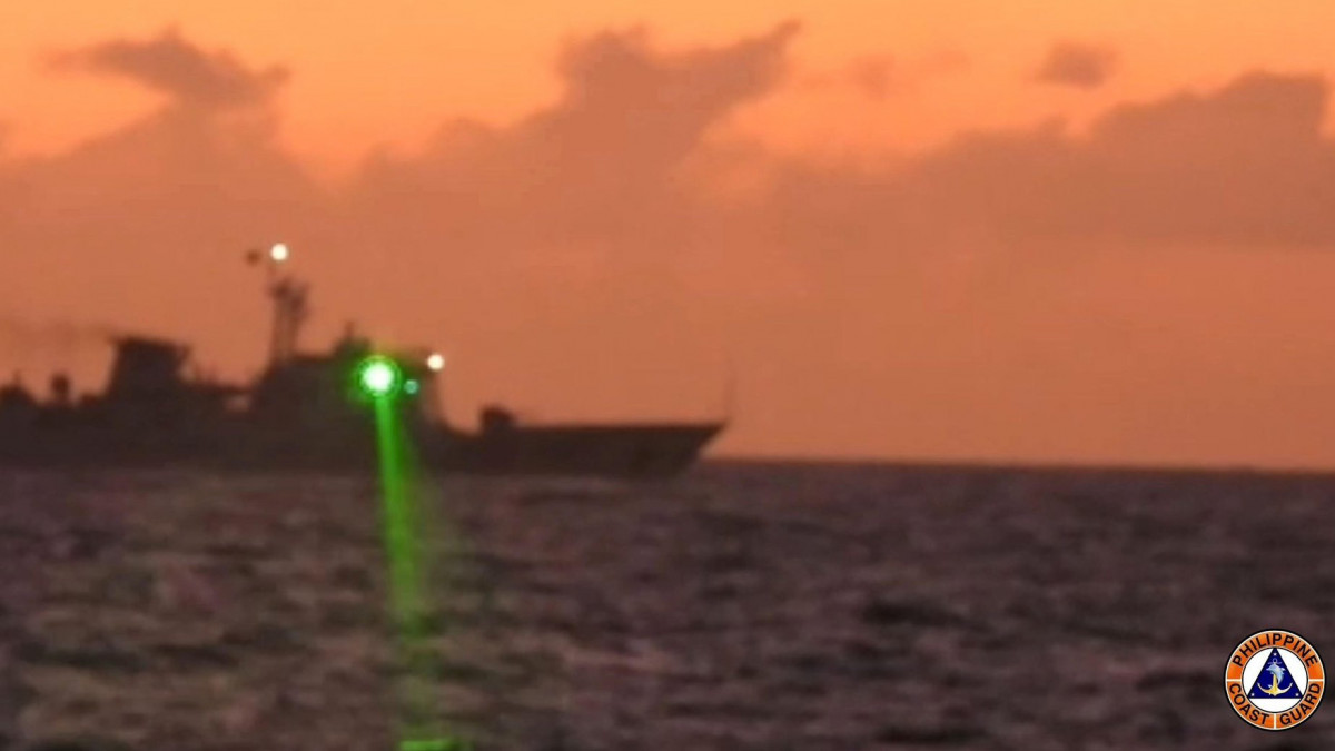 A kínai parti őrség lézerágyút használ egy filippínó hajó ellen. Forrás: Twitter/Frances Mangosing