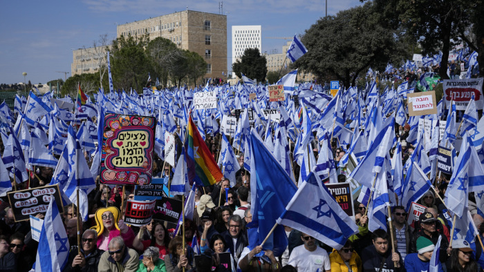 Közel százezren tüntettek az új kormány terve ellen Izraelben