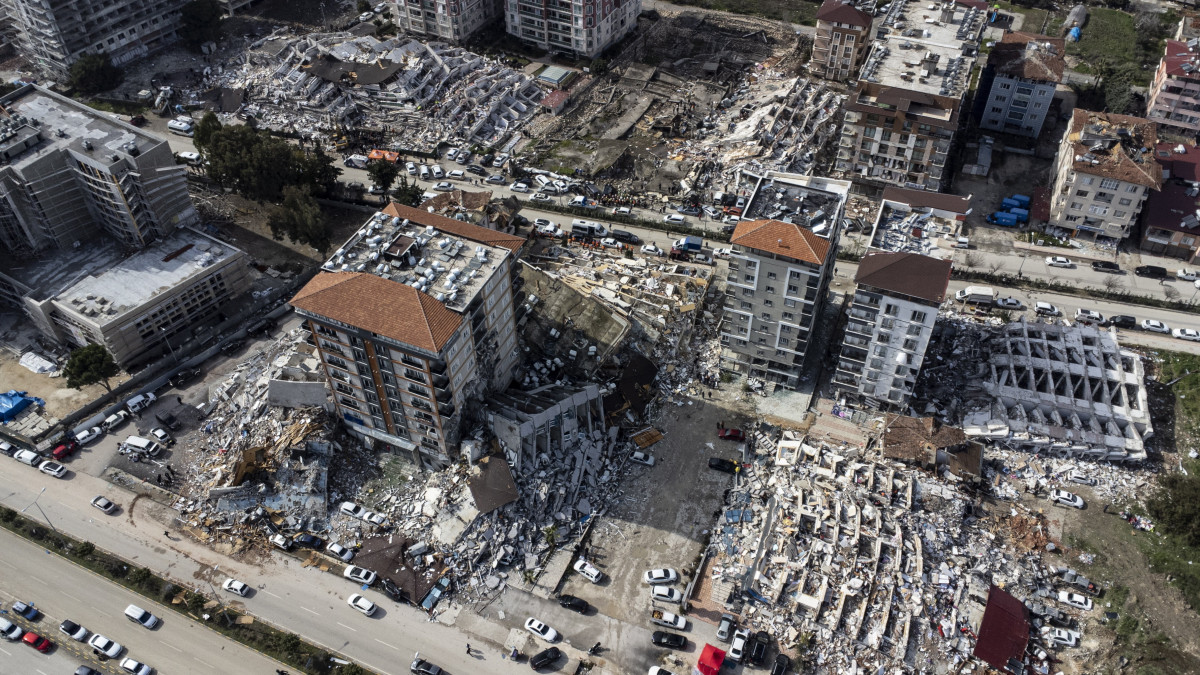 Légi felvétel összedőlt épületek romjairól a dél-törökországi Hatay tartományban 2023. február 7-én. Előző nap hajnalban több erős földrengés rázta meg Törökország délkeleti és Szíria északi részét, a legnagyobb rengés egyes mérések szerint a 7,8-as erősséget is elérte. A természeti katasztrófa halálos áldozatainak száma meghaladja az ötezret. Törökországban 4758 összedőlt épületből közel 8000 túlélőt mentettek ki.