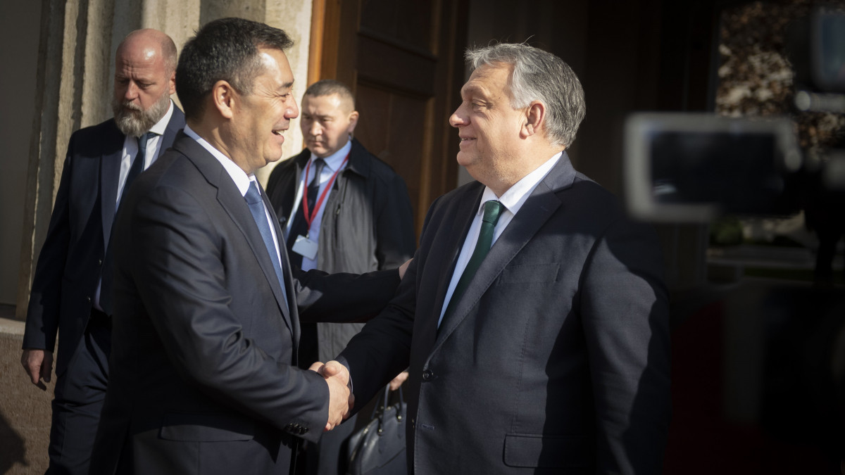 A Miniszterelnöki Sajtóiroda által közreadott képen Orbán Viktor miniszterelnök (j) fogadja Szadir Zsaparov kirgiz államfőt (b) a Karmelita kolostorban 2023. február 14-én.