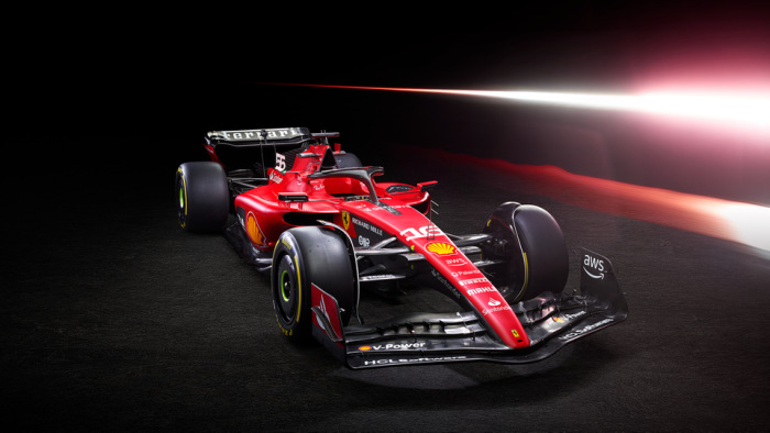 Vörös és fekete, itt az idei F1-es Ferrari – képek, videók
