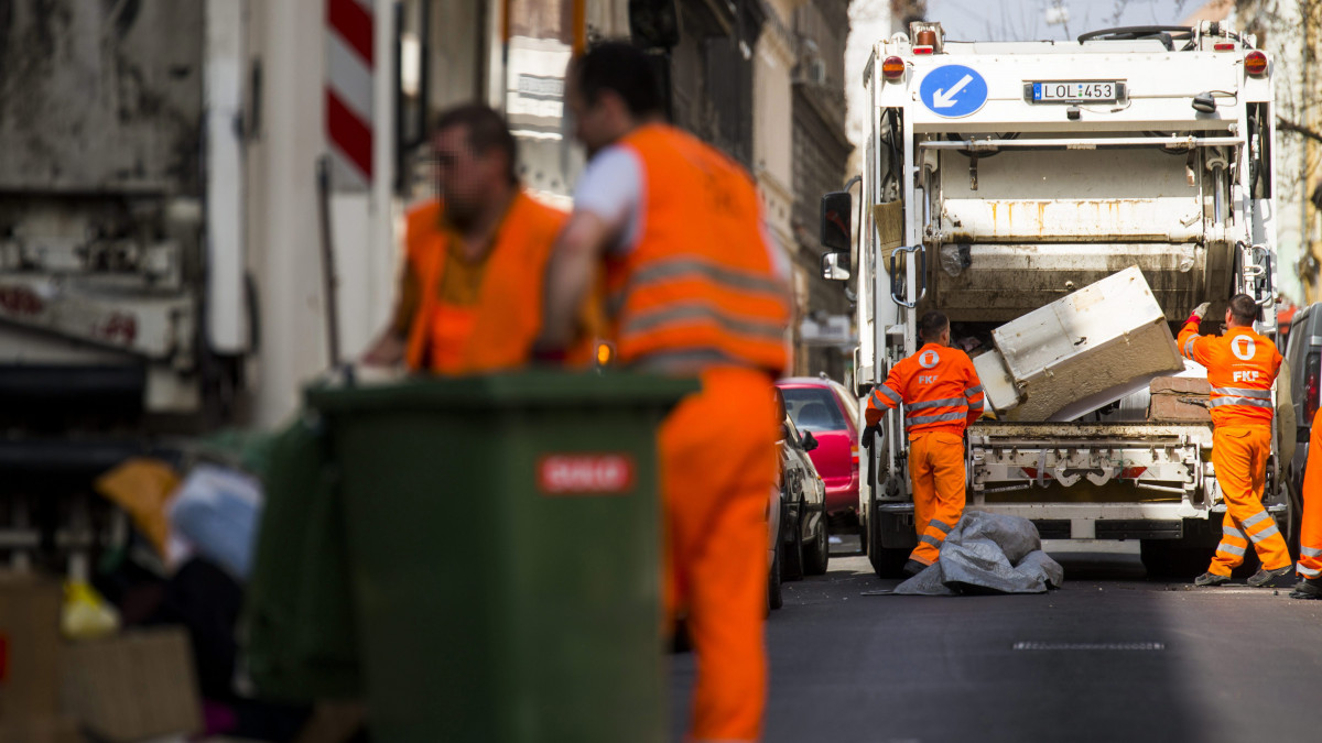 A Fővárosi Közterület-fenntartó Zrt. (FKF) munkatársai begyűjtik és elszállítják a lomtalanításkor keletkezett hulladékokat a VIII. kerületi Lujza utcában 2015. március 26-án. A lakosság minden évben igénybe veheti a FKF-el közösen szervezett, meghatározott időpontban történő, külön díjazás nélküli lomtalanítási szolgáltatást.