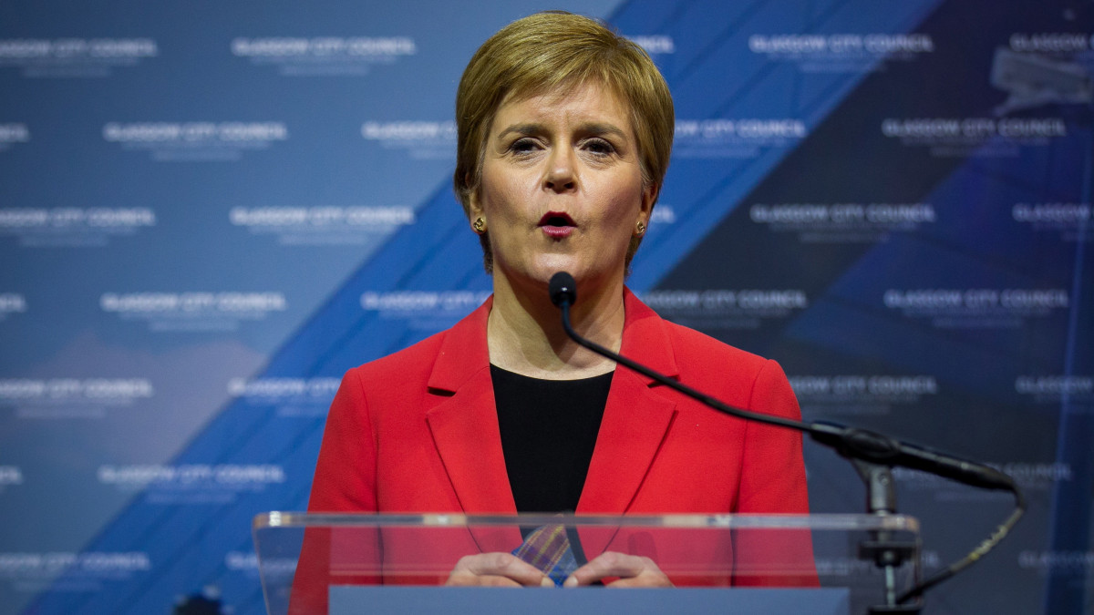 Nicola Sturgeon skót miniszterelnök, a Skót Nemzeti Párt (SNP) vezetője beszél a glasgow-i Emirates Arénában 2021. május 7-én, egy nappal a skóciai parlamenti választások után.