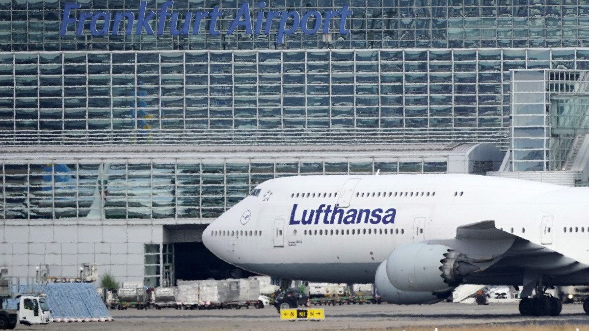 A Lufthansa német légitársaság egyik Boeing 747 típusú utasszállító repülőgépe a Frankfurti Nemzetközi Repülőtéren 2022. szeptember 1-jén. A Lufthansa pilótáit képviselő szakszervezet, a Vereinigung Cockpit (VC) egynapos bérkövetelő sztrájkot hirdetett szeptember 2-ra. A munkabeszüntetés az utasszállító járatok mellett a teherszállító tagvállalat, a Lufthansa Cargo valamennyi induló járatát érinti.