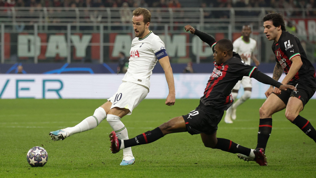 Pierre Kalulu, az AC Milan (k) és Harry Kane, a Tottenham Hotspur játékosa a labdarúgó Bajnokok Ligája nyolcaddöntőjének első, AC Milan-Tottenham Hotspur mérkőzésén a milánói San Siro Stadionban 2023. február 14-én.