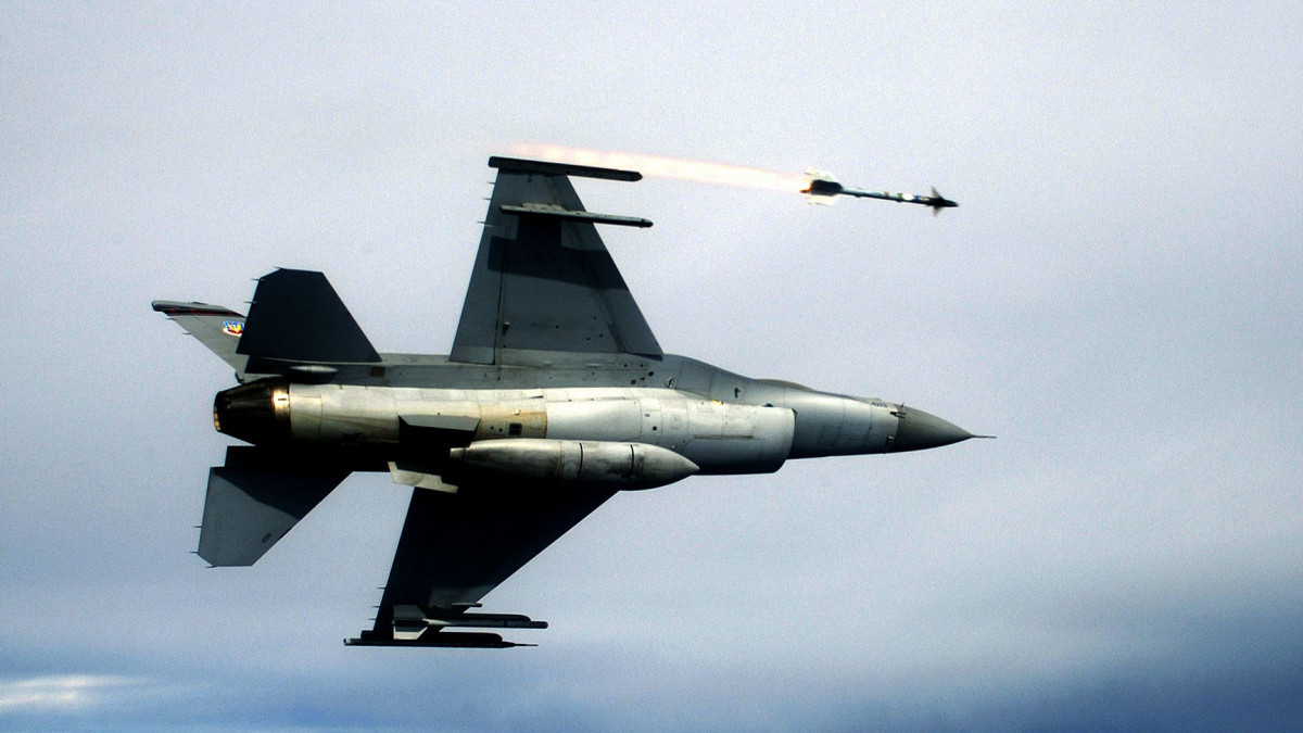 Amerikai F-16-os vadászgép egy AIM-9 Sidewinder légiharc-rakétát indít. Forrás:Wikipédia