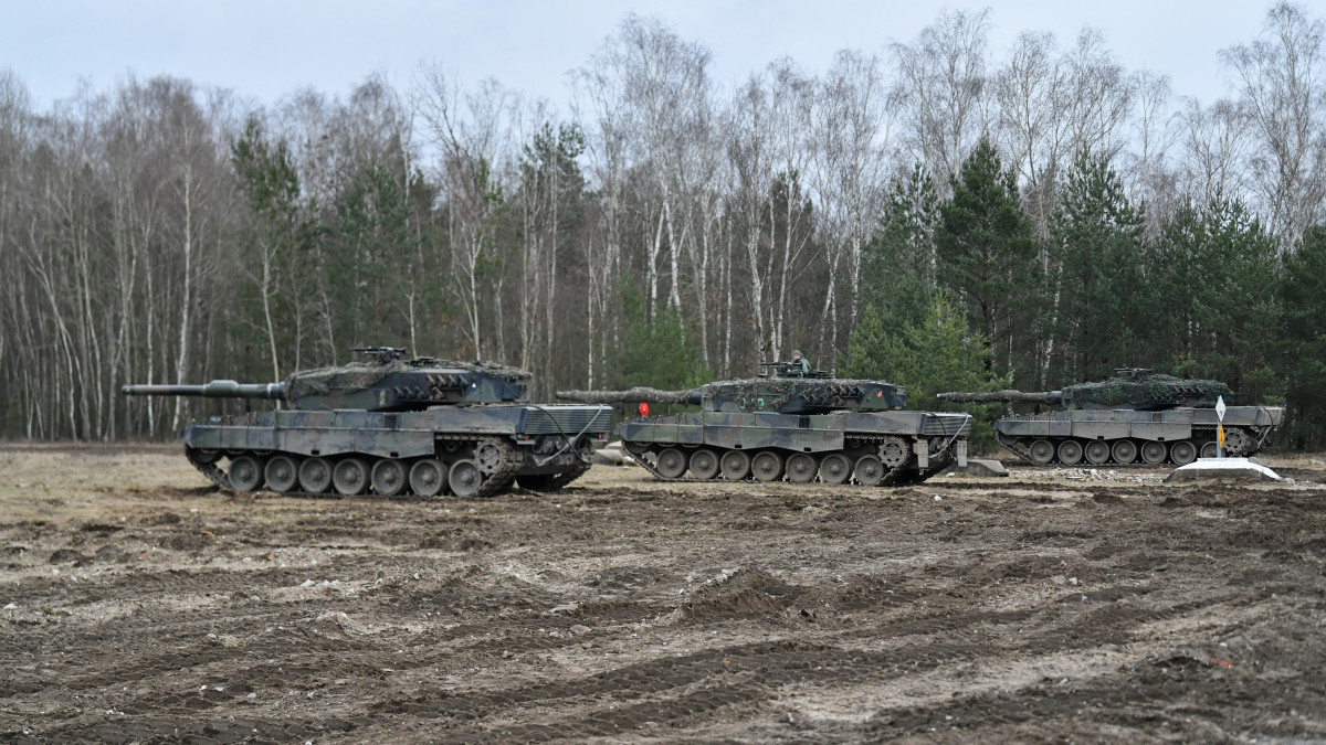 Leopard harckocsik a nyugat-lengyelországi Swietoszow gyakorlóterén 2023. február 13-án. A lengyel 10. páncéloslovas dandár az Európai Unió Ukrajnát támogató katonai segítségnyújtási missziója (EUMAM Ukrajna) keretében az ukrán fegyveres erők személyzetét képezi ki a Leopard páncélozott harckocsik használatára Swietoszówban.