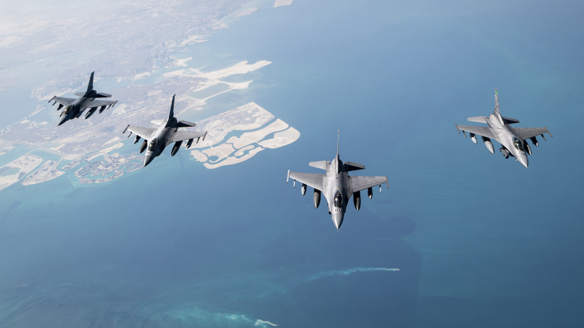Amerikai F-16-os vadászrepülők az Egyesült Államok Központi Parancsnoksága által felügyelt légterében repülve.