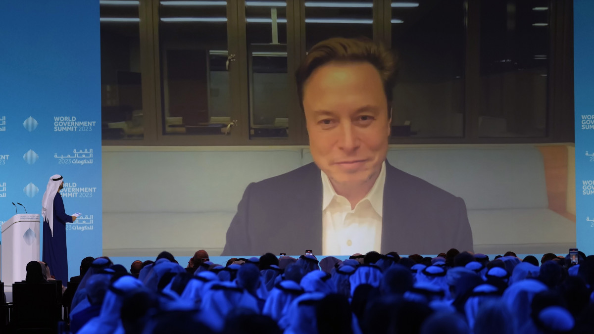 Elon Musk milliárdos üzletember, a Tesla Motors amerikai elektromosjármű-gyártó, a SpaceX amerikai űrkutatási magánvállalat és a Twitter internetes közösségi portál vezérigazgatója videókapcsolaton keresztül szólal fel a Dubaiban zajló nemzetközi kormányzati csúcstalálkozón (World Government Summit, WGS) 2023. február 15-én.