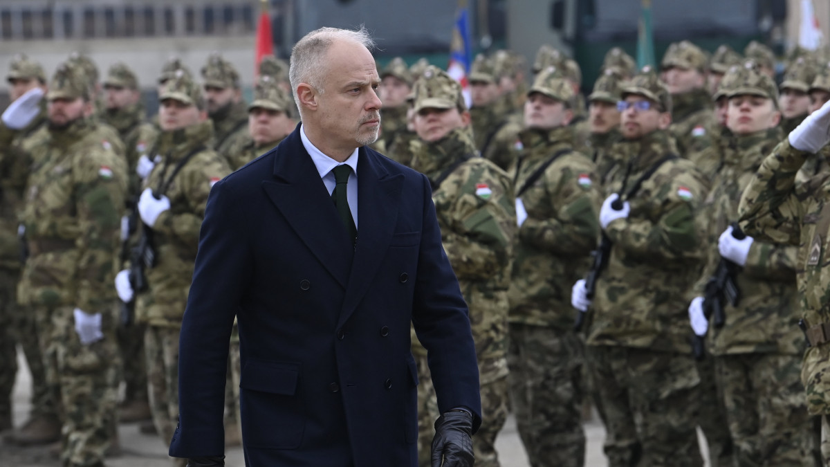 Szalay-Bobrovniczky Kristóf honvédelmi miniszter érkezik az egységes alapkiképzést teljesítő önkéntes területvédelmi tartalékos állomány katonai eskütételére a Magyar Honvédség Anyagellátó Raktárbázisán, Budapesten 2022. december 15-én.