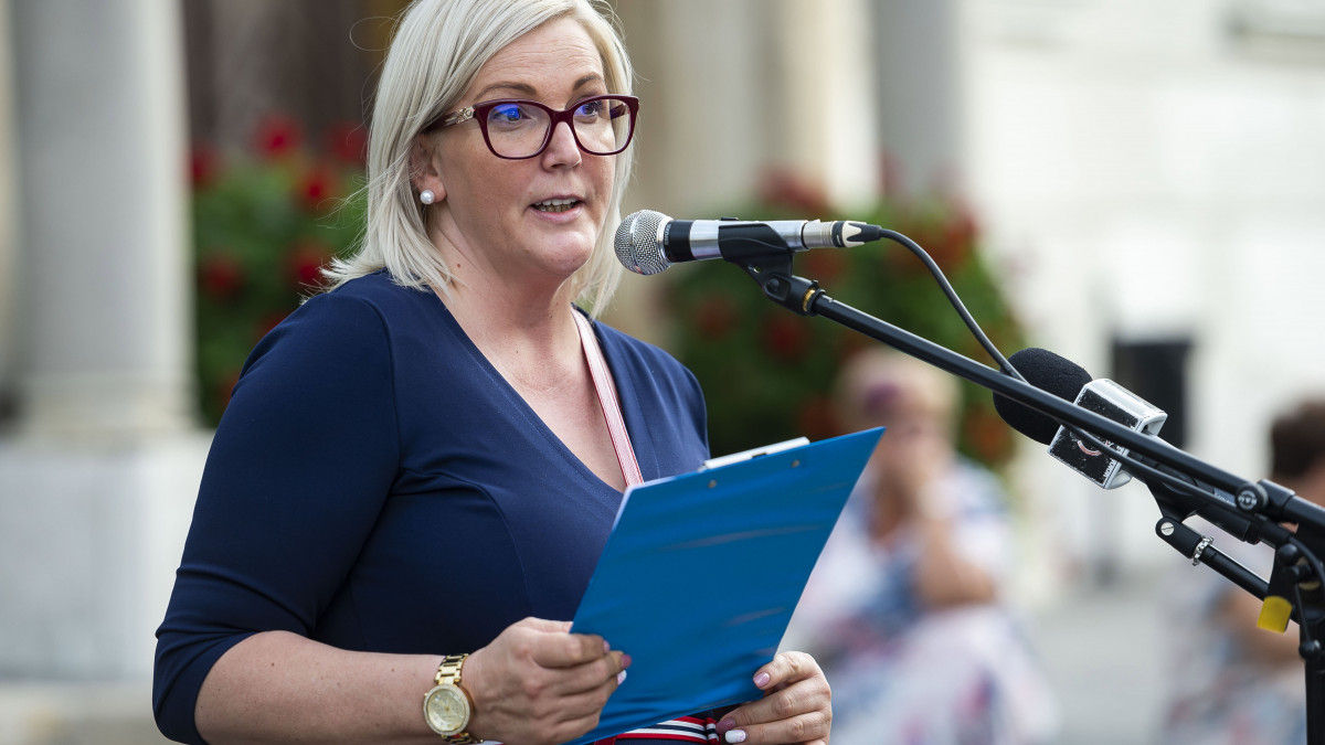 Ráczné Földi Judit, a Demokratikus Koalíció székesfehérvári önkormányzati képviselője, az országos elnökség tagja beszédet mond a szennyvíziszap-lerakó ellen szervezett közös ellenzéki demonstráción Székesfehérváron 2019. augusztus 6-án.
