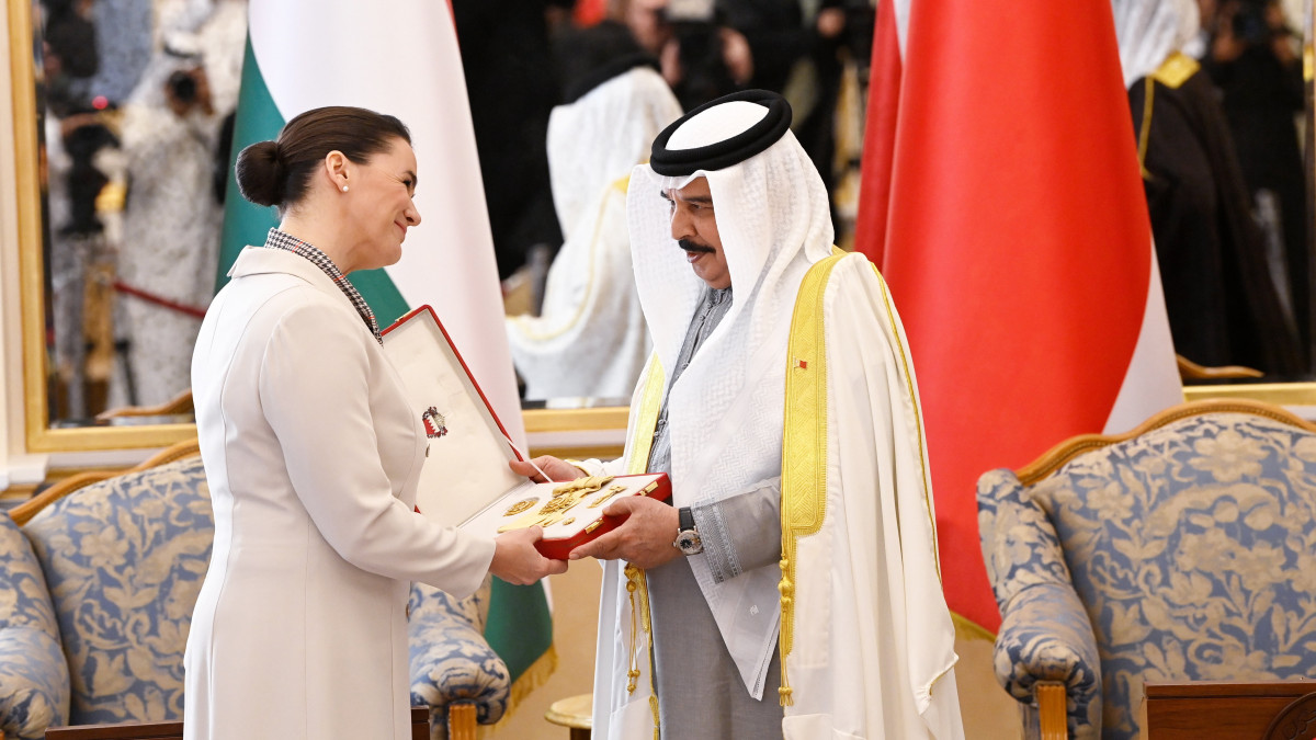 Hamad bin Isza Ál Halifa sejk, Bahrein királya fogadja Novák Katalin köztársasági elnököt Manámában 2023. február 16-án.