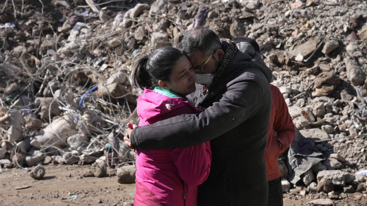 Hozzátartozójuk romok alóli kiásására várnak emberek a törökországi Kahramanmarasban 2023. február 15-én, kilenc nappal a Dél-Törökországot és Észak-Szíriát sújtó 7,7-es és 7,6-es erősségű két földrengés után. A természeti katasztrófa halálos áldozatainak száma meghaladja a 40 ezret.