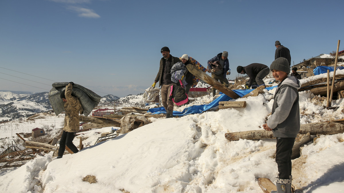 Matracokat, fekvőhelyet, ágyneműt mentenek emberek egy összedőlt ház romjai közül a törökországi Kahramanmaras tartományban fekvő faluban, Büyüknacarban 2023. február 15-én, kilenc nappal a Dél-Törökországot és Észak-Szíriát sújtó 7,7-es és 7,6-es erősségű két földrengés után. A természeti katasztrófa halálos áldozatainak száma meghaladja a 40 ezret.