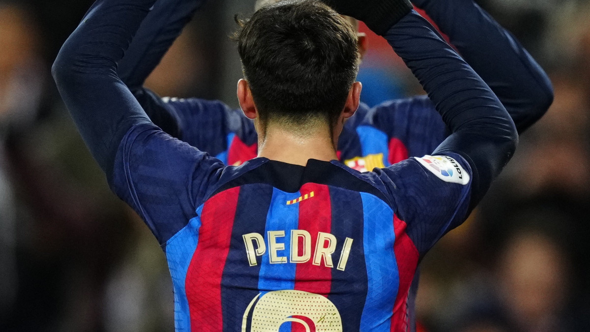 Pedri, az FC Barcelona játékosa, csapattársával, Raphinával ünnepel, miután megszerezte csapata első gólját a spanyol első osztályú labdarúgó-bajnokság 18. fordulójában játszott FC Barcelona-Getafe CF mérkőzésen Barcelonában 2023. február 22-én.