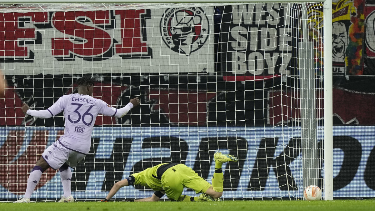 Lukas Hradecky, a Leverkusen kapusa (j) öngólt vét a labdarúgó Európa-liga nyolcaddöntőjébe jutásért játszott első, Bayer Leverkusen-AS Monaco mérkőzésen Leverkusenben 2023. február 16-án.
