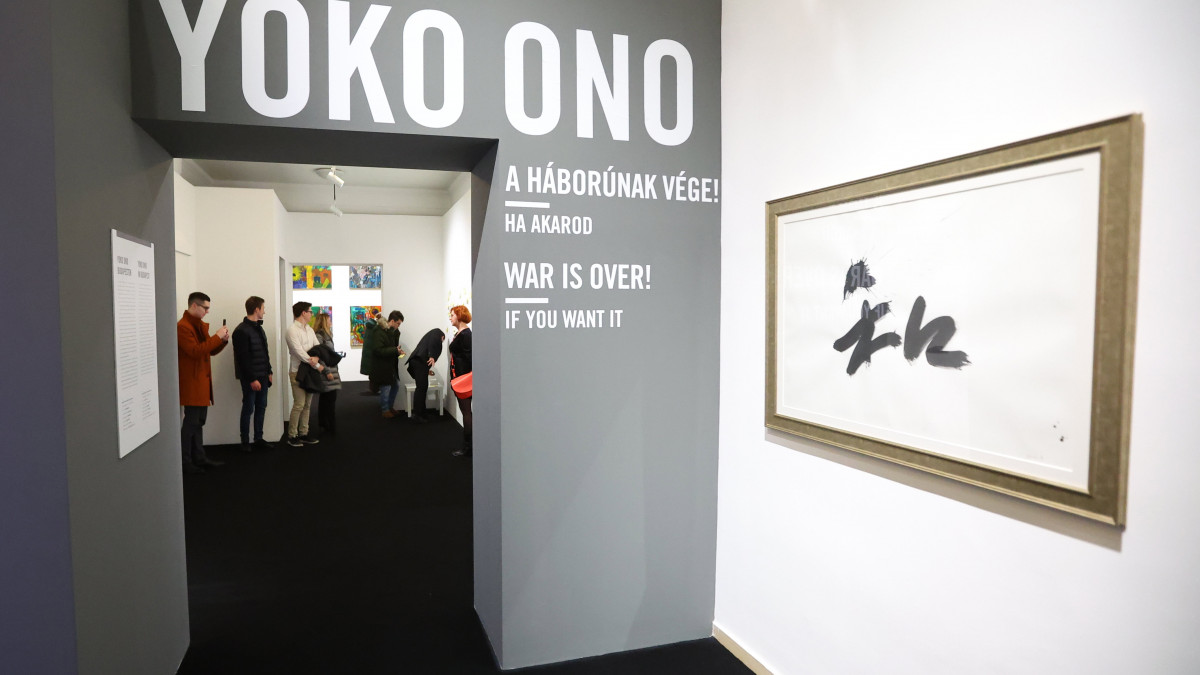 A háborúnak vége! Ha akarod - Tribute to Yoko Ono című kamarakiállítás a Nemzeti Múzeumban 2022. november 27-én.