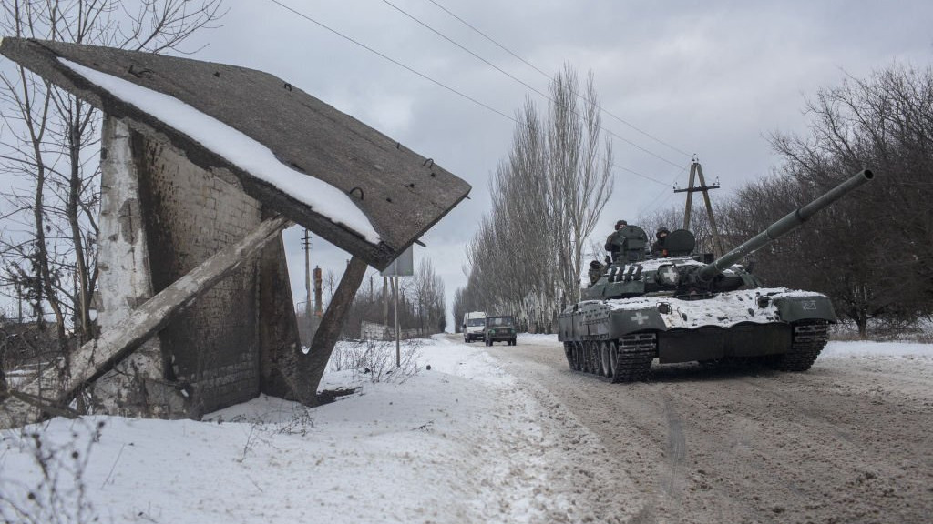 Bahmutba érkezik az ukrán hadsereg egyik T-80U típusú tankja, amit korábban az oroszoktól zsákmányoltak. Forrás:Twitter/MilitaryLand.net