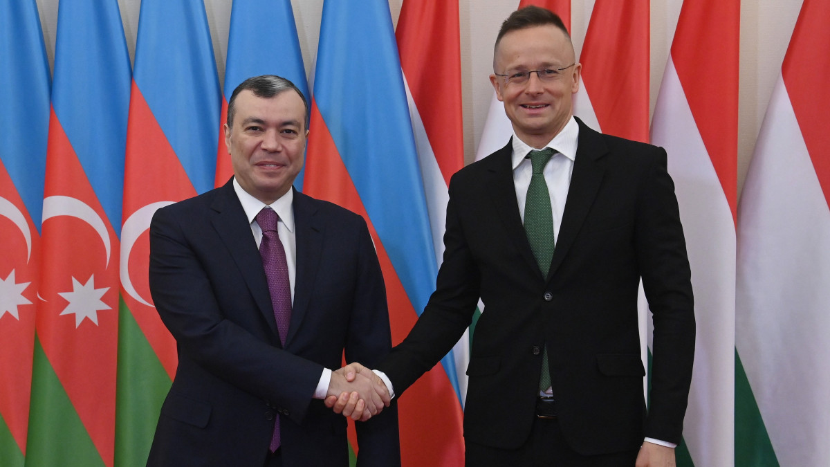 Szijjártó Péter külgazdasági és külügyminiszter (j) hivatalában fogadja Sahil Babayev azeri munkaügyi és szociális védelemért felelős minisztert a magyar-azerbajdzsáni kormányközi gazdasági együttműködési bizottság ülése előtt 2023. február 17-én.