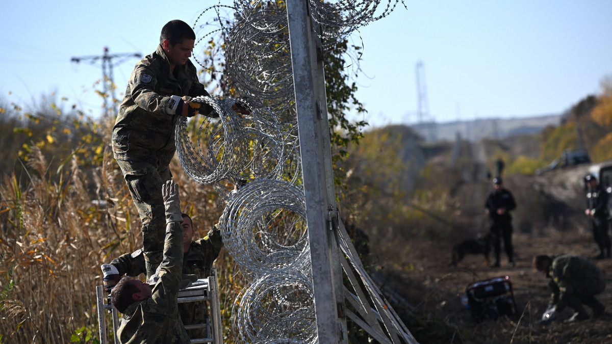 Bolgár katonák javítják a bolgár-török határ mentén húzódó kerítést a bulgáriai Matochina közelében 2021. november 4-én, miután a komány elrendelte a határkerítés sürgős helyreállítását a Törökország felől érkező illegális bevándorlók megállítása érdekében.