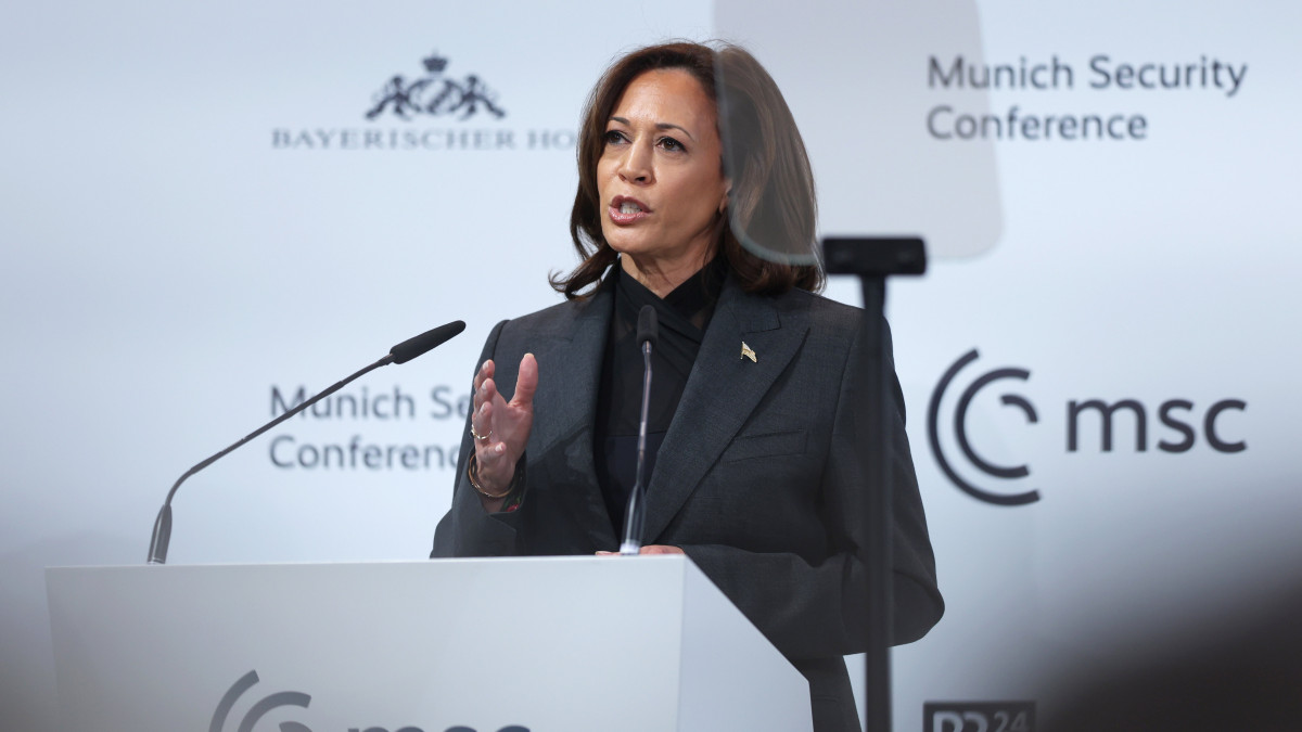Kamala Harris amerikai alelnök felszólal a müncheni biztonságpolitikai konferencián 2023. február 18-án.