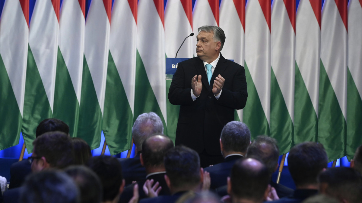 Orbán Viktor miniszterelnök évértékelő beszéde után a Várkert Bazárban 2023. február 18-án.