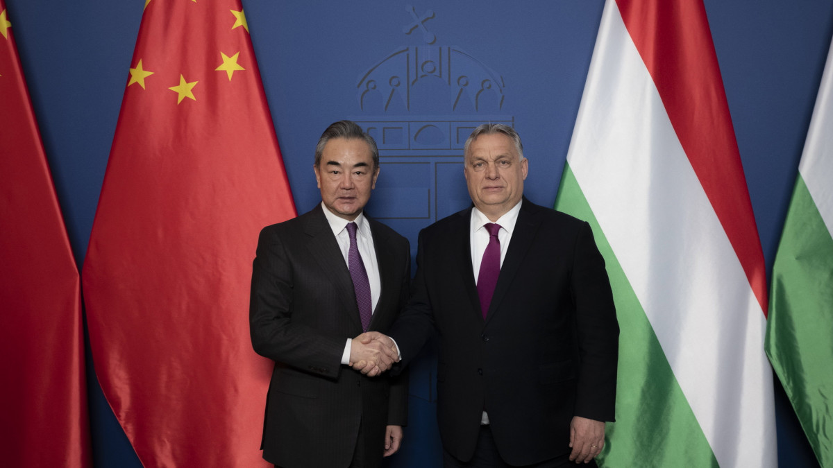 A Miniszterelnöki Sajtóiroda által közreadott képen Orbán Viktor miniszterelnök (j) fogadja Vang Ji államtanácsost, a Kínai Kommunista Párt Központi Külügyi Bizottságának igazgatóját 2023. február 19-én.