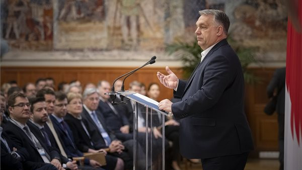 Budapest, 2023. február 20. A Miniszterelnöki Sajtóiroda által közreadott képen Orbán Viktor miniszterelnök nyitóbeszédet mond a misszióvezetői értekezleten a Külgazdasági és Külügyminisztériumban 2023. február 20-án.  A kormányfő a nagyköveteknek tartott eligazítást a háború, az infláció valamint a migráció veszélyeivel fémjelzett idei év feladatairól. MTI/Miniszterelnöki Sajtóiroda/Benko Vivien CherD_MTI20230220004