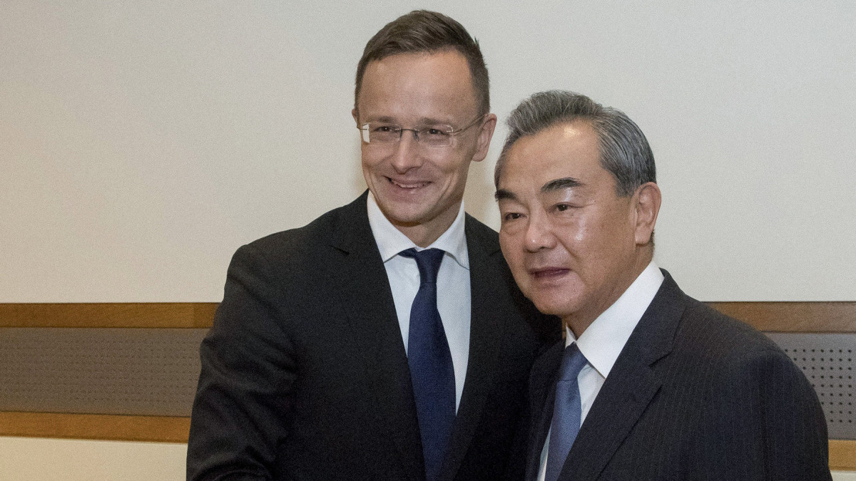 A Külgazdasági és Külügyminisztérium (KKM) által közreadott képen Szijjártó Péter miniszter (b) és Vang Ji kínai külügyminiszter találkozója az ENSZ székházban, New Yorkban 2019. szeptember 23-án.