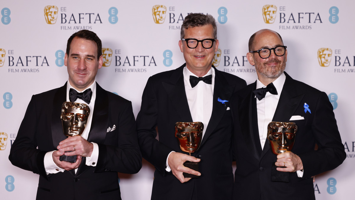 James Friend brit operatőr, Malte Grunert német producer és Edward Berger svájci rendező (b-j) a sajtószobában tartott fotózáson, miután a Nyugaton a helyzet változatlan című alkotásukért átvették a legjobb fényképezés, a legjobb nem angol nyelven forgatott film és a legjobb forgatókönyv-adaptáció díját a Brit Film- és Televíziós Művészeti Akadémia (BAFTA) díjkiosztó ünnepségén a londoni Southbank Centre-ben 2023. február 19-én.