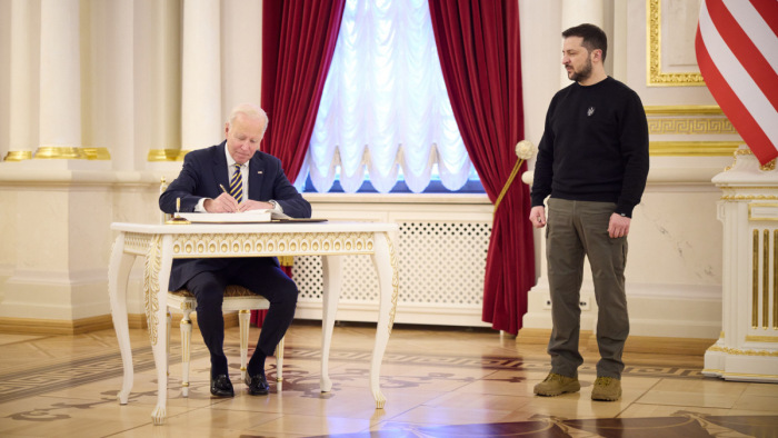 Váratlanul Kijevbe érkezett Joe Biden - fotó, videó