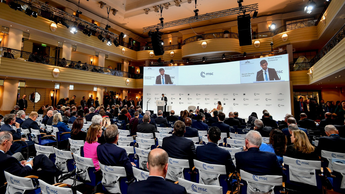 Rishi Sunak brit miniszterelnök felszólal a müncheni biztonságpolitikai konferencián 2023. február 18-án.