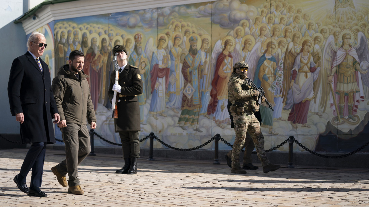 Volodimir Zelenszkij ukrán elnök (j) és Joe Biden amerikai elnök a kijevi Szent Mihály-székesegyháznál 2023. február 20-án, az Ukrajna elleni orosz háború alatt.