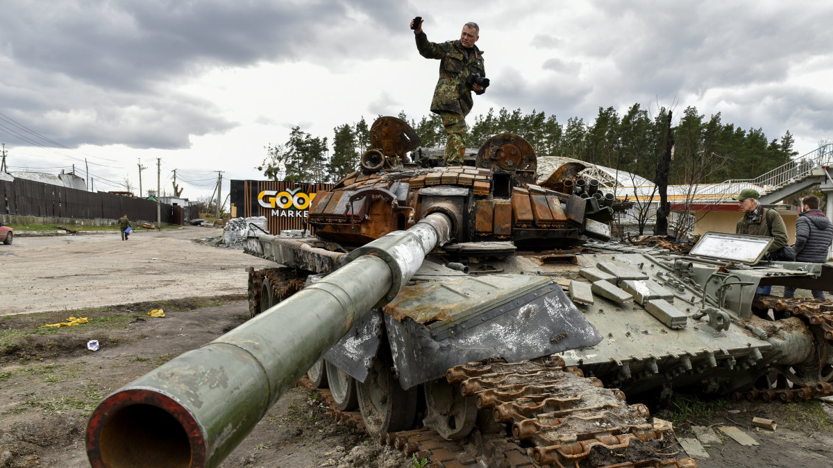 Megsemmisült orosz tank a Kijev megyei Buzovában 2022. április 11-én.