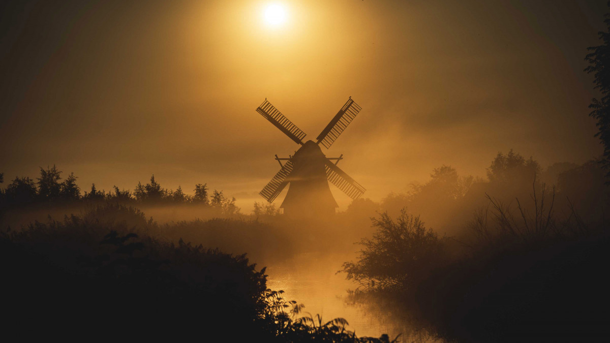 Ködtakaró borítja a tájat napfelkeltekor a hollandiai Groningenben 2019. augusztus 26-án.