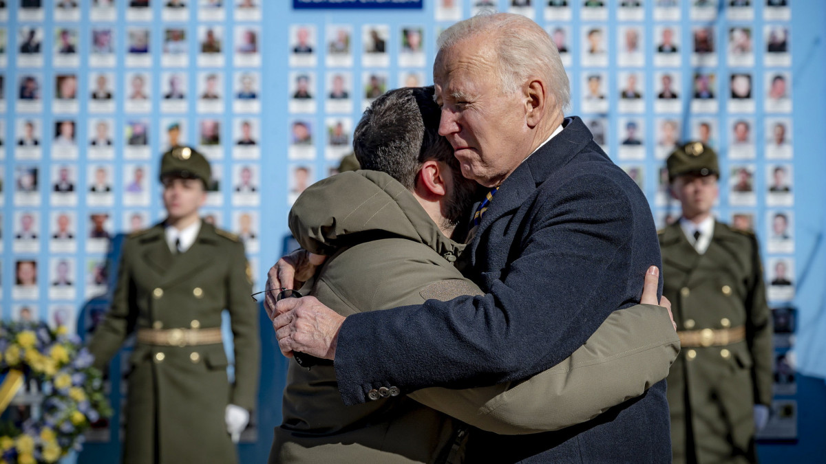 Az ukrán elnöki sajtószolgálat által közzétett képen Volodimir Zelenszkij ukrán (b) és Joe Biden amerikai elnök az elesett katonák emlékfalának megkoszorúzásán a kijevi Szent Mihály-székesegyháznál 2023. február 20-án, az Ukrajna elleni orosz háború alatt.