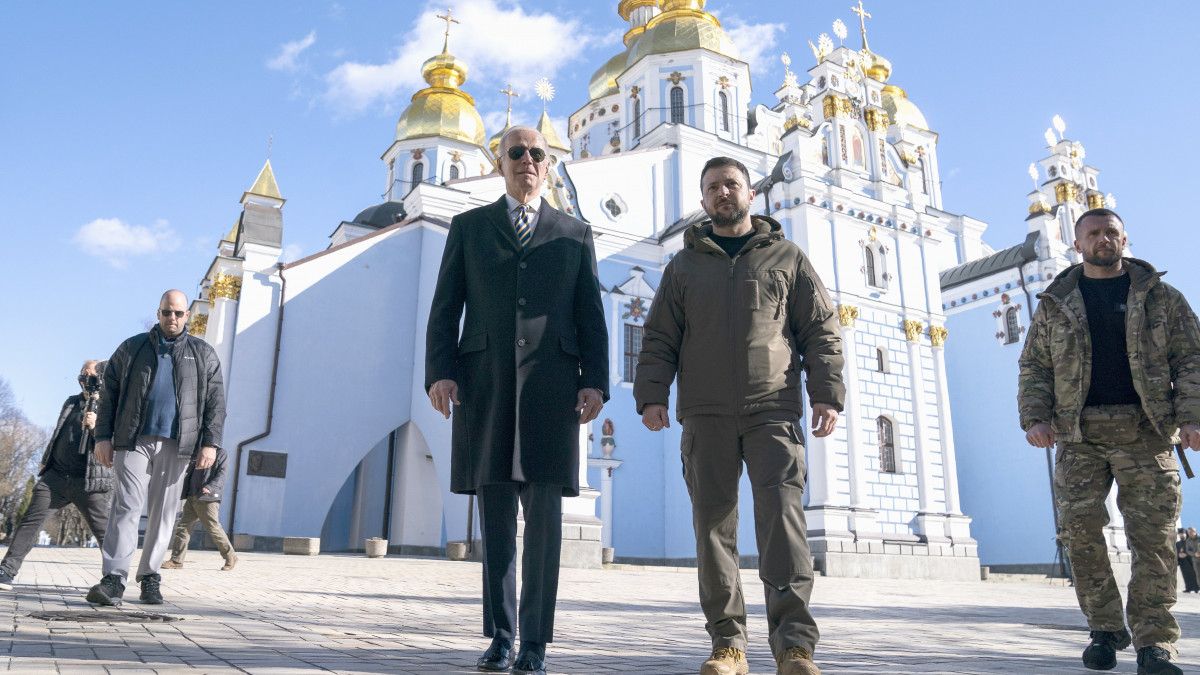 Volodimir Zelenszkij ukrán (j2) és Joe Biden amerikai elnök (b2) a kijevi Szent Mihály-székesegyháznál 2023. február 20-án, az Ukrajna elleni orosz háború alatt.